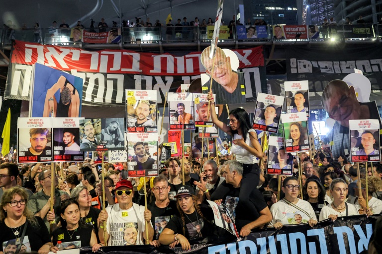 Manifestation à Tel-Aviv organisée par les familles des otages retenus à Gaza depuis le 7-Octobre pour réclamer un accord assurant leur retour en Israël, le 9 août 2025
