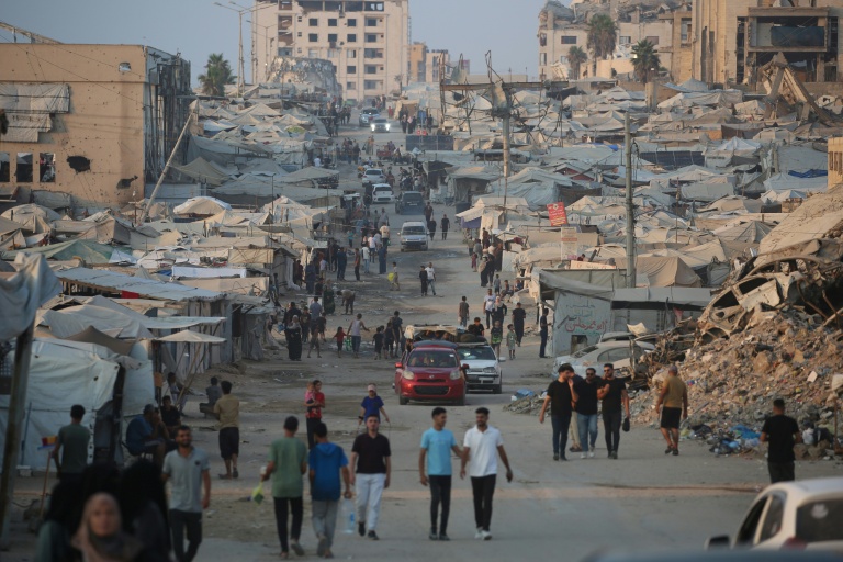 Des déplaces palestiniens au milieu de camps et de décombres près de la plage de Gaza-ville, dans le nord du territoire, le 14 août 2026