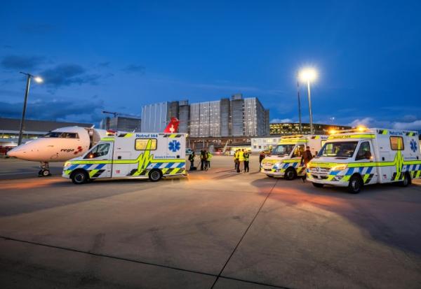 Des ambulances à l'aéroport de Zurich pour transporter des blessés en provenance de Gaza, le 24 octobre 2025