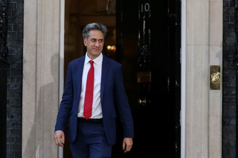 Le ministre britannique des Affaires étrangères, Ed Miliband, quitte le 10 Downing Street à Londres le 20 juillet 2026, alors que les nominations au gouvernement sont en cours après l'accession d'Andy Burnham au poste de Premier ministre britannique