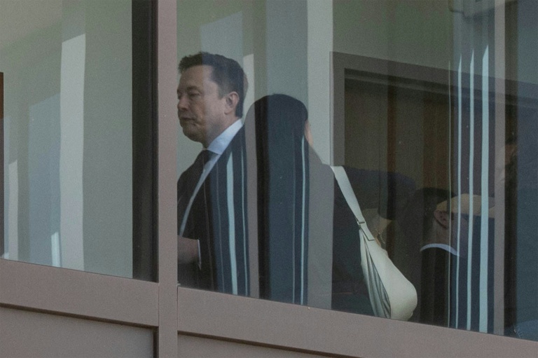Elon Musk aperçu derrière une vitre, au tribunal fédéral d'Oakland, en Californie, lors d'une pause dans le procès OpenAI contre Musk, le 29 avril 2026