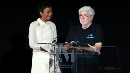 Les cofondateurs du Lucas Museum of Narrative Art, Mellody Hobson (gauche) et George Lucas au cours d'une présentation à la presse du musée à Los Angeles, le 2 septembre 2026