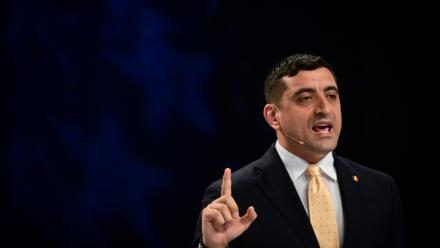 Le candidat à la présidence roumaine George Simion, lors d'un débat le 8 mai 2025 à Bucarest