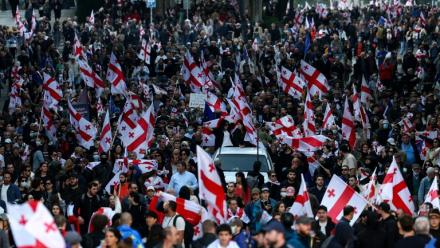 Manifestation contre le pouvoir à Tbilissi, lors des élections locales, le 4 octobre 2025 en Géorgie