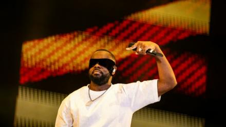 le chanteur et rappeur congolais Gims sur la scène du festival de rap Golden Coast à Corcelles-les-Monts, près de Dijon, le 6 septembre 2025 en Côte d'Or