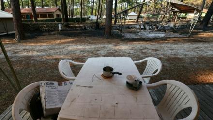 Une table en plastique et du matériel de camping calciné au camping "Le Grand Crohot Ocean", à Lège-Cap-Ferret, en Gironde, le 27 juillet 2026