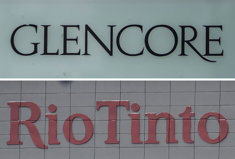 Cette combinaison d'images réalisée le 8 janvier 2026 montre le logo du géant suisse des matières premières, Glencore, et le logo de la multinationale minière et métallurgique Rio Tinto