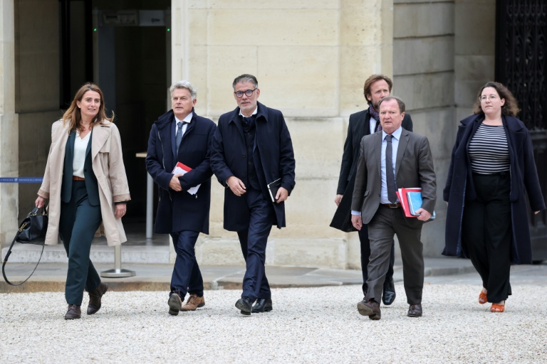 Les dirigeants des Ecologistes, du PCF et du PS arrivent au palais de l'Elysée : (de g à d) Marine Tondelier, Fabien Roussel, Olivier Faure, Boris Vallaud, Stéphane Peu et Cyrielle Châtelain, le 10 octobre 2025 à Paris