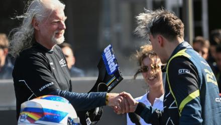 Dan Clancy présente la coupe au youtuber "Karchez"  après sa qualification au GP Explorer au Mans, le 5 octobre 2025