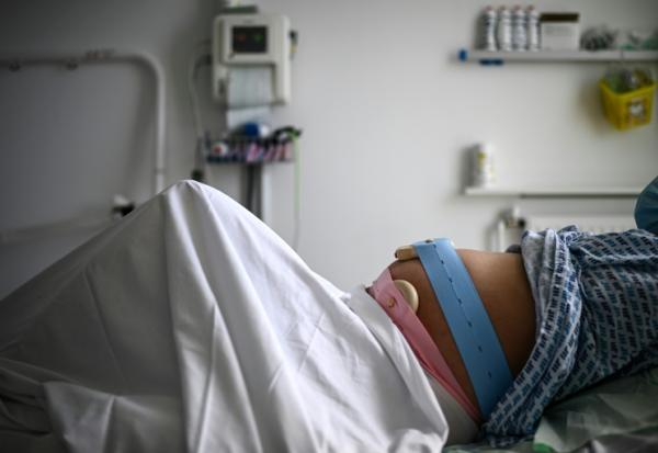 La France doit-elle reconnaître une décision de justice étrangère validant la filiation entre les parents d'intention et un enfant né d'une gestation pour autrui (GPA), alors que cette méthode de procréation reste interdite dans l'Hexagone ? 