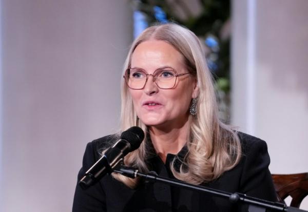 La princesse héritière de Norvège, Mette-Marit, prend la parole lors d'une conférence au Palais royal d'Oslo, en Norvège, le 23 avril 2026