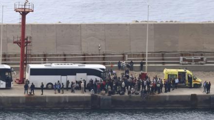 Des militants de la flottille pour Gaza au port d'Atherinolakkos, sur l'île de Crète, après avoir débarqué d'un navire des garde-côtes grecs, après  leur interception par la marine israélienne dans les eaux internationales, le 1er mai 2026 en Grèce