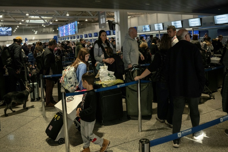 Un hall de départs de l'aéroport international Eleftherios Venizelos, à Spata près d'Athènes, où le trafic était perturbé en raison d'un problème technique, le 4 janvier 2025