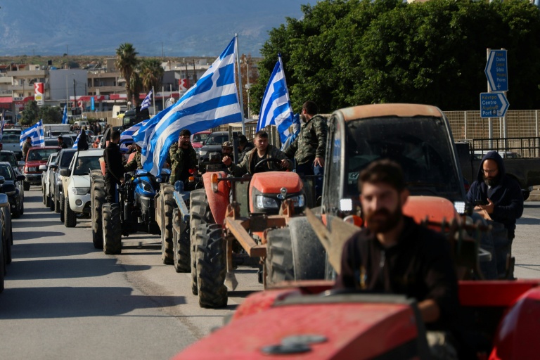 Des agriculteurs sur leurs tracteurs manifestent près de l'aéroport international d'Héraklion, sur l'île de Crète, le 8 décembre 2025 en Grèce