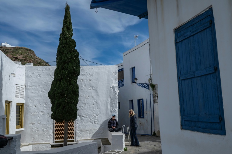 Des habitants du village de Plaka, sur l'île grecque de Milos, en mer Egée, le 4 février 2026