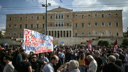 Des manifestants sont regroupés devant le Parlement grec lors d'une grève contre une réforme permettant des journées de travail de 13 heures, le 14 octobre 2025 à Athènes