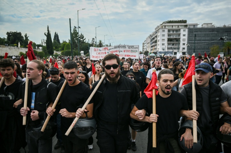 Des manifestants défilent contre une réforme permettant des journées de travail de 13 heures, le 14 octobre 2025 à Athènes