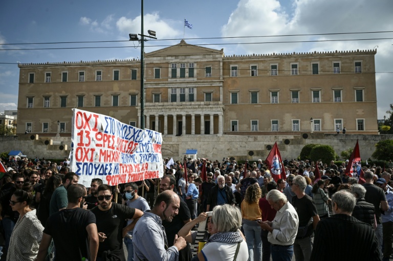 Des manifestants sont regroupés devant le Parlement grec lors d'une grève contre une réforme permettant des journées de travail de 13 heures, le 14 octobre 2025 à Athènes