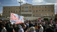 Des manifestants sont regroupés devant le Parlement grec lors d'une grève contre une réforme permettant des journées de travail de 13 heures, le 14 octobre 2025 à Athènes