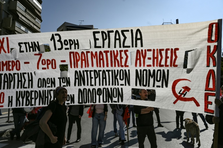Manifestation lors d'une grève de 24 heures contre le projet gouvernemental d'introduire une journée de travail de 13 heures, le 14 octobre 2025 à Athènes, en Grèce