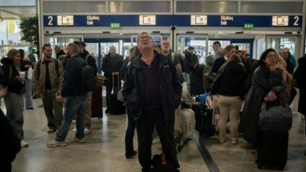 Des voyageurs attendent à l'aéroport d'Athènes-Spata après des retards et des reports de vols dans le pays dus à un "problème technique", le 4 janvier 2026