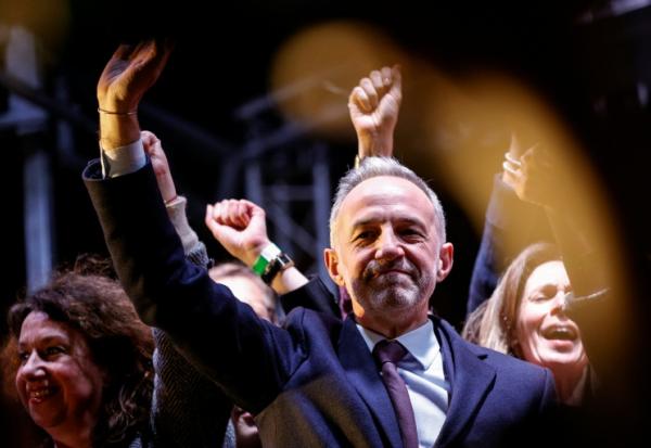 Emmanuel Grégoire, candidat de la gauche unie hors LFI à la mairie de Paris, célèbre sa victoire au 2e tour des municipales, le 22 mars 2026 à paris