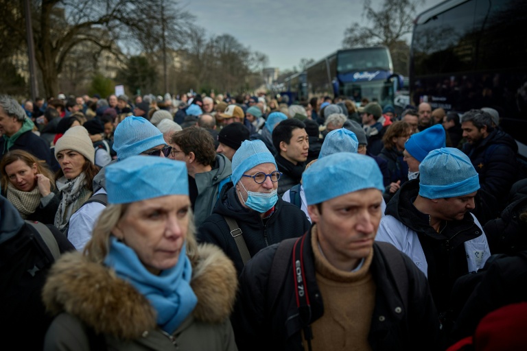 Des médecins embarquent dans des bus à Paris, pour un exil symbolique à Bruxelles, dans le cadre d'un mouvement de protestation, le 11 janvier 2026