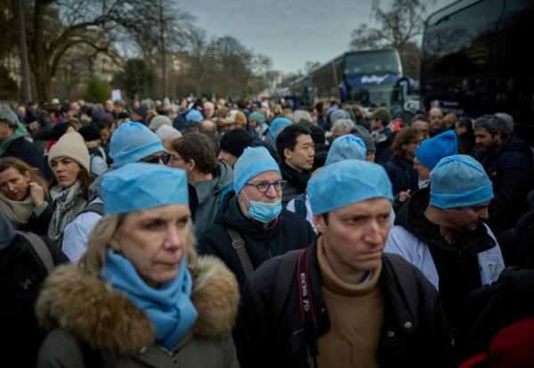 Des médecins embarquent dans des bus à Paris, pour un exil symbolique à Bruxelles, dans le cadre d'un mouvement de protestation, le 11 janvier 2026