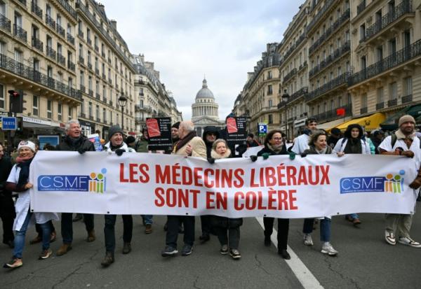 Des médecins libéraux manifestent à Paris, le 10 janvier 2026