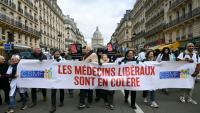 Des médecins libéraux manifestent à Paris, le 10 janvier 2026