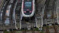 Un train TGV InOui est stationné dans la gare de triage de Charenton-le-pont, pendant une grève des contrôleurs, à Paris, le 16 février 2024