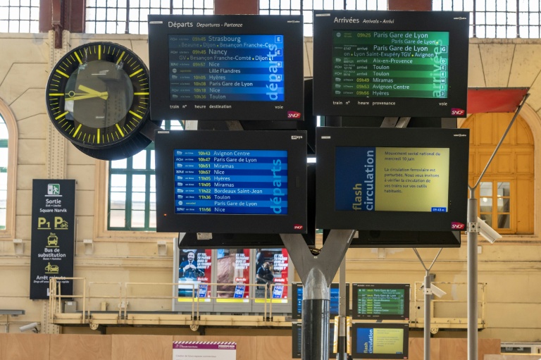 Les écrans indiquant les arrivées et départs à la gare de Marseille le 10 juin 2026, lors d'une grève nationale de 24 heures