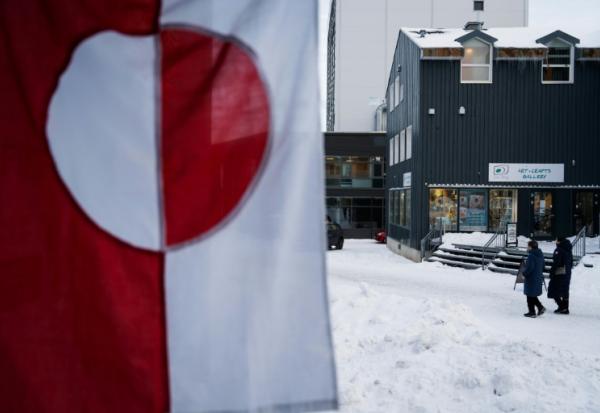 Un drapeau du Groenland dans une rue à Nuuk, le 14 janvier 2026