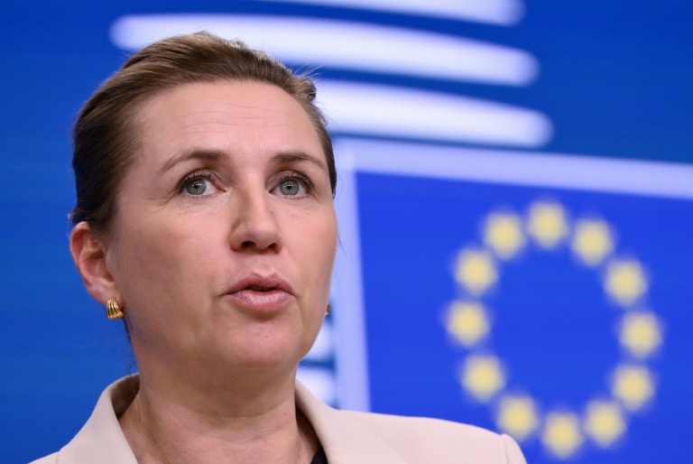 La Première ministre danoise Mette Frederiksen s'exprime lors d'une conférence de presse à Bruxelles, en Belgique, le 19 décembre 2025
