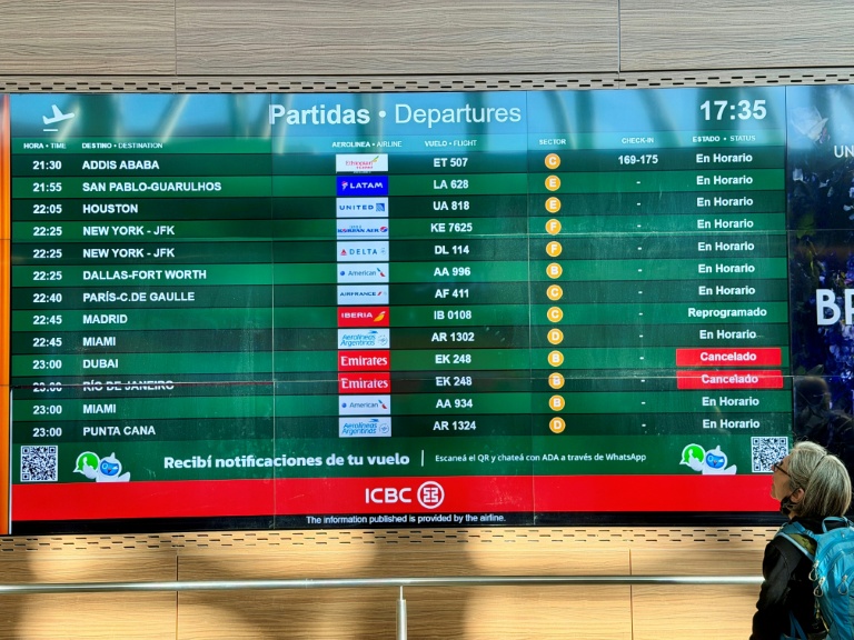 Des vols annulés sur un écran des départs à l’aéroport international Ministro Pistarini, à Ezeiza, dans la province de Buenos Aires, en Argentine, le 4 mars 2026