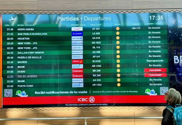 Des vols annulés sur un écran des départs à l’aéroport international Ministro Pistarini, à Ezeiza, dans la province de Buenos Aires, en Argentine, le 4 mars 2026