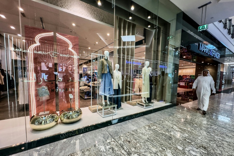 Des boutiques dans un centre commercial à Dubaï, le 16 mars 2026 aux Emirats arabes unis