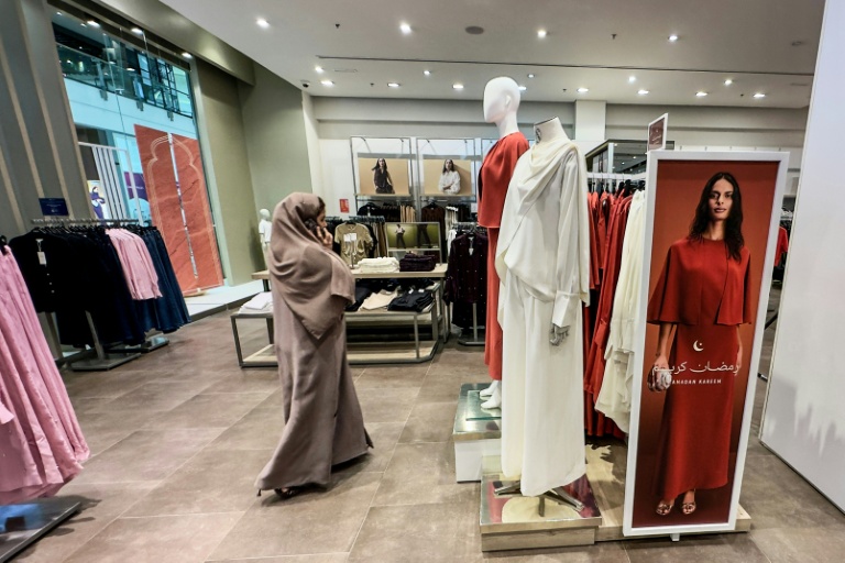 Une cliente dans une boutique de vêtements dans un centre commercial à Dubaï, le 16 mars 2026 aux Emirats arabes unis