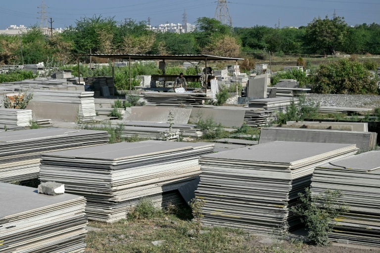 Des carreaux de céramique empilés dans un champ à Morbi, le 26 mars 2026 en Inde, dans un contexte de pénurie de gaz propane et de crise énergétique mondiale due à la guerre au Moyen-Orient