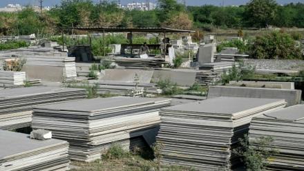 Des carreaux de céramique empilés dans un champ à Morbi, le 26 mars 2026 en Inde, dans un contexte de pénurie de gaz propane et de crise énergétique mondiale due à la guerre au Moyen-Orient