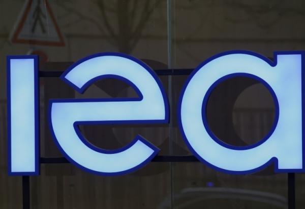 Logo de l'Agence internationale de l'énergie (AIE ou IEA en anglais, International Energy Agency) à l'entrée de son siège à Paris le 11 mars 2026