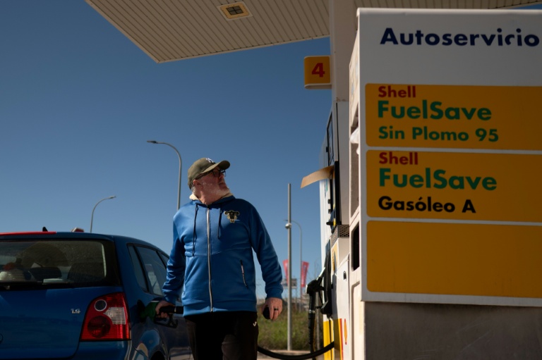 Un automobiliste à une station-service, le 11 mars 2026 près de Malaga, dans le sud de l'Espagne