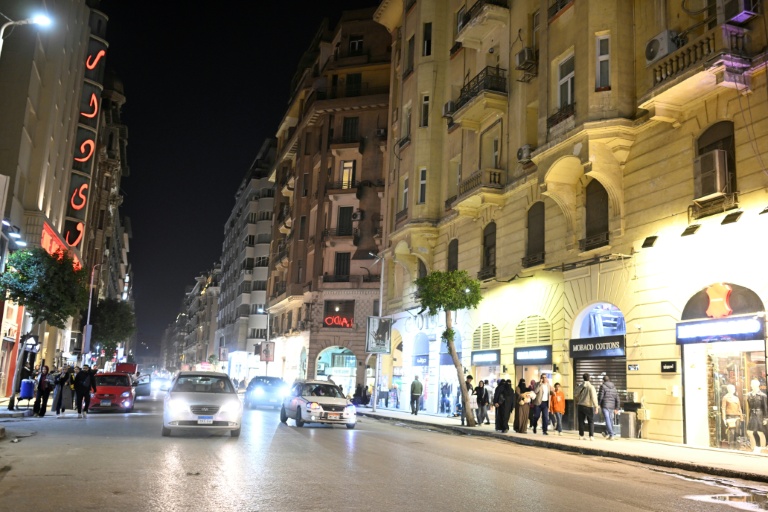 Des passants dans une rue du centre-ville du Caire avant la fermeture des magasins en application du couvre-feu, le 2 avril 2026 en Egypte