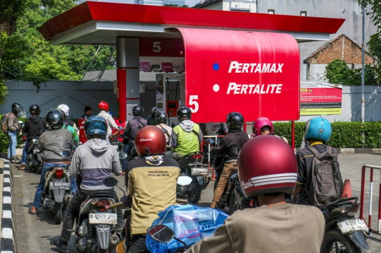 Des motocyclistes font la queue devant une station-service à Jakarta, le 1er avril 2026 en Indonésie