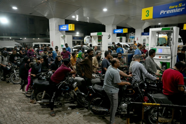 Des motocyclistes font la queue pour faire le plein de carburant dans une station-service à Karachi, le 3 avril 2026 au Paskistan