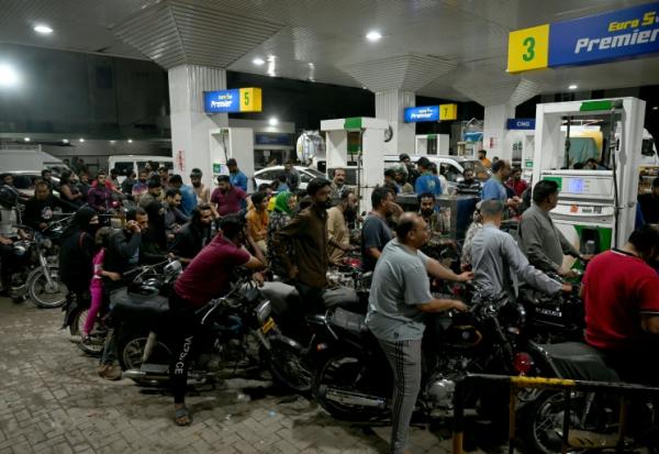 Des motocyclistes font la queue pour faire le plein de carburant dans une station-service à Karachi, le 3 avril 2026 au Paskistan