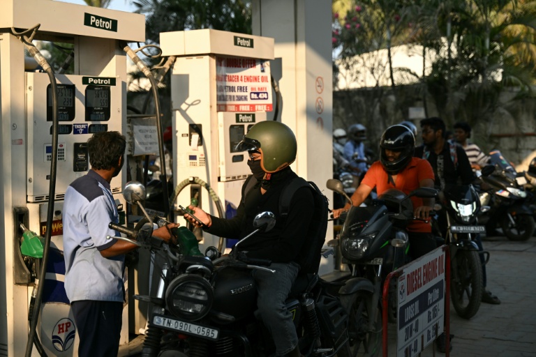 Des motocyclistes font le plein à une station-service à Chennai, le 12 mars 2026 en Inde
