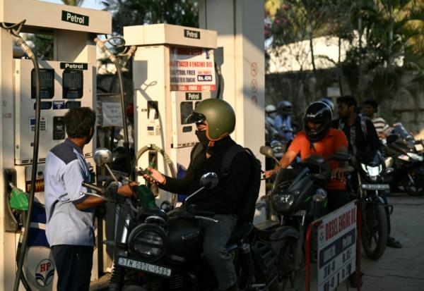 Des motocyclistes font le plein à une station-service à Chennai, le 12 mars 2026 en Inde