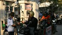 Des motocyclistes font le plein à une station-service à Chennai, le 12 mars 2026 en Inde