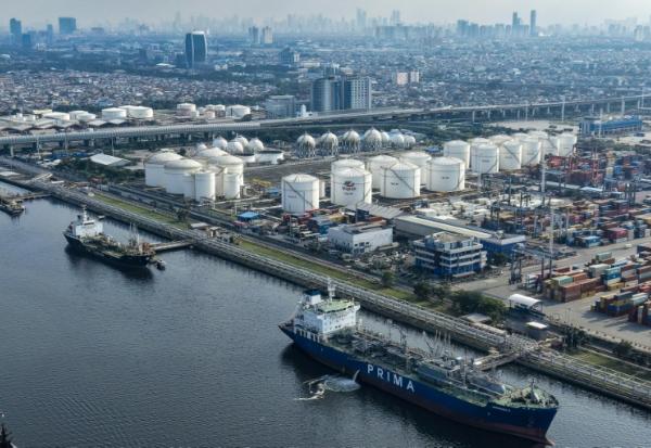 Des pétroliers et des cargos au port de Tanjung Priok, à Jakarta, le 31 mars 2026 en Indonésie